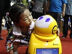 Feira de tecnologia na China tem robô Smurf e alface iluminada